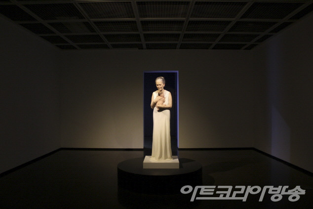 샘징크(Sam Jinks)_Woman and Child, 2010, 실리콘, 실크, 머리카락, 145x40x40cm / 서울미술관 제공