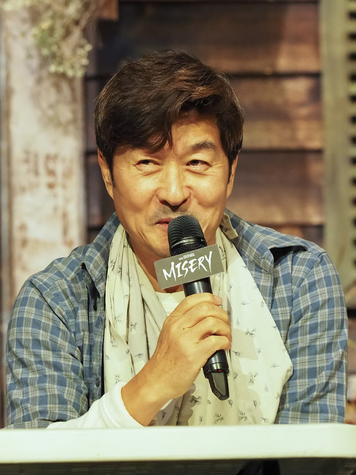 연극 '미저리' 프레스콜(폴 셸던 역 김상중) 2022.12.27 사진 ⓒ아트코리아방송 이용선 기자​