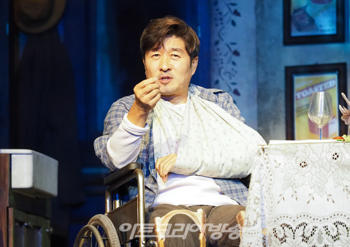 연극 '미저리' 프레스콜(폴 셸던 역 김상중) 2022.12.27 사진 ⓒ아트코리아방송 이용선 기자​