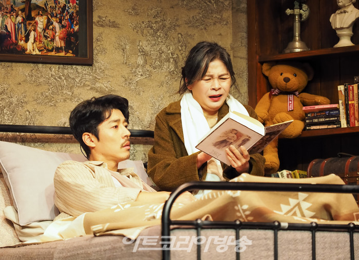 연극 '미저리' 프레스콜(애니 월크스 역 길해연, 폴 셸던 역 서지석) 2022.12.27 사진 ⓒ아트코리아방송 이용선 기자​