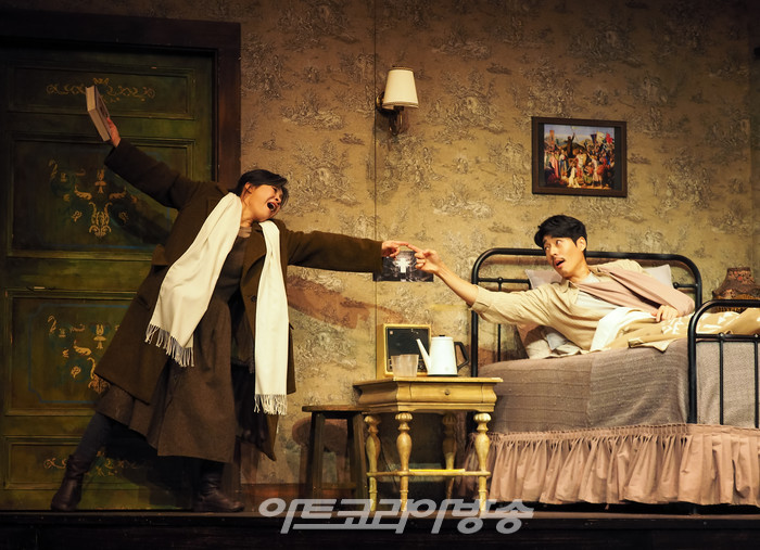 연극 '미저리' 프레스콜(애니 월크스 역 길해연, 폴 셸던 역 서지석) 2022.12.27 사진 ⓒ아트코리아방송 이용선 기자​