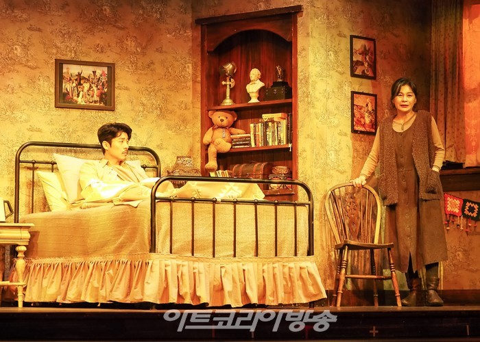 연극 '미저리' 프레스콜(애니 월크스 역 길해연, 폴 셸던 역 서지석) 2022.12.27 사진 ⓒ아트코리아방송 이용선 기자​