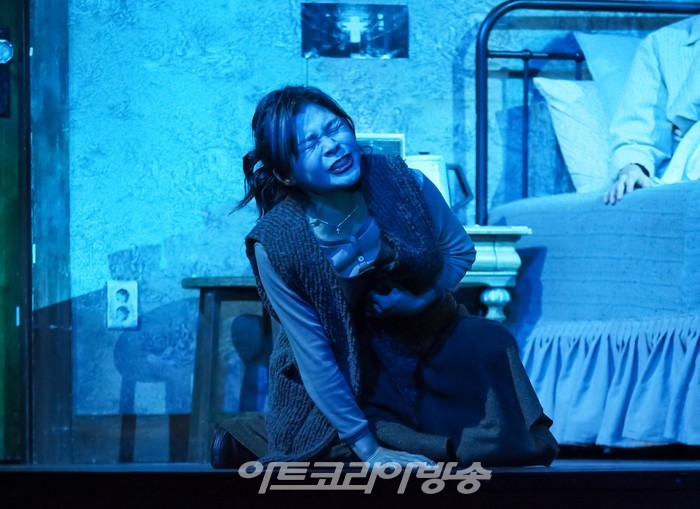 연극 '미저리' 프레스콜(애니 월크스 역 길해연, 폴 셸던 역 서지석) 2022.12.27 사진 ⓒ아트코리아방송 이용선 기자​