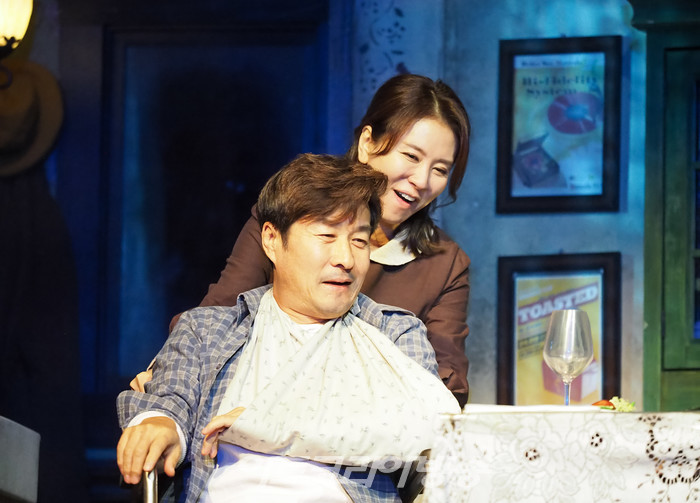 연극 '미저리' 프레스콜(애니 월크스 역 이일화, 폴 셸던 역 김상중) 2022.12.27 사진 ⓒ아트코리아방송 이용선 기자​