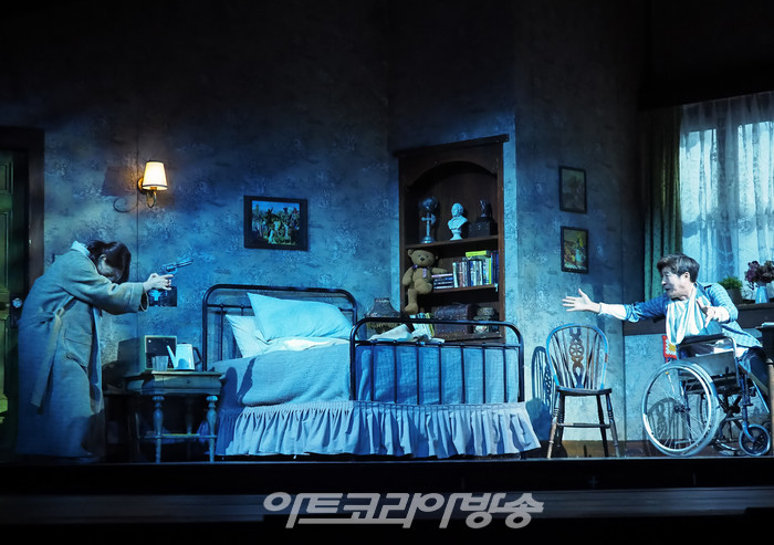 연극 '미저리' 프레스콜(애니 월크스 역 이일화, 폴 셸던 역 김상중) 2022.12.27 사진 ⓒ아트코리아방송 이용선 기자​