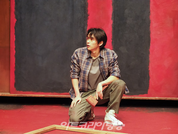 연극 '레드' 프레스콜(켄 역 강승호) 2022.12.28 사진 ⓒ아트코리아방송 이용선 기자​