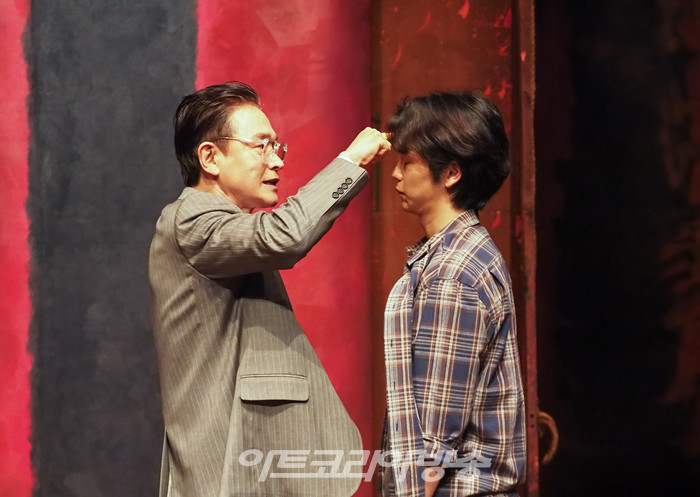 연극 '레드' 프레스콜(켄 역 강승호, 마크 로스코 역 정보석) 2022.12.28 사진 ⓒ아트코리아방송 이용선 기자​