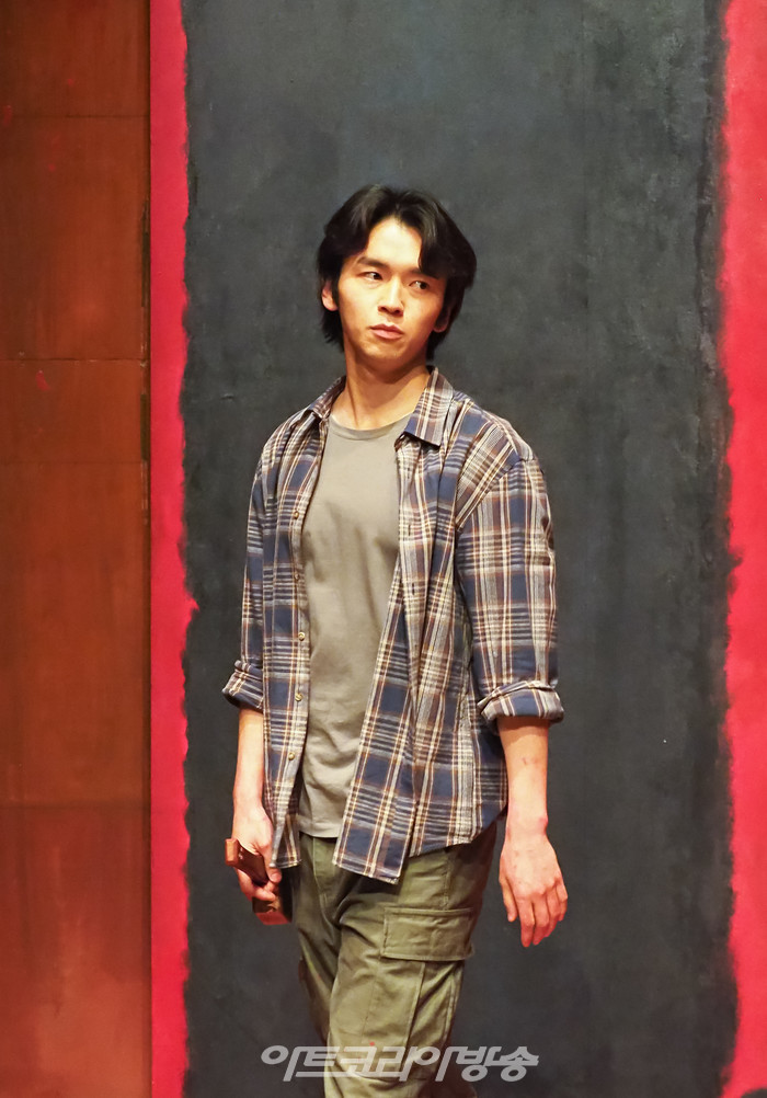 연극 '레드' 프레스콜(켄 역 강승호) 2022.12.28 사진 ⓒ아트코리아방송 이용선 기자​