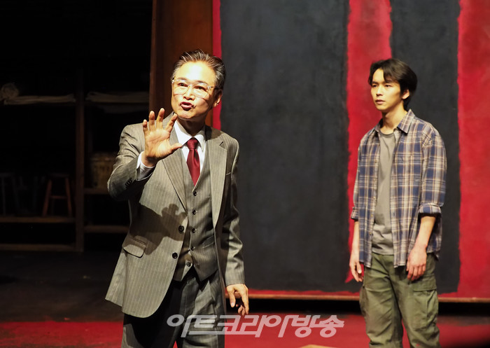 연극 '레드' 프레스콜(켄 역 강승호, 마크 로스코 역 정보석) 2022.12.28 사진 ⓒ아트코리아방송 이용선 기자​