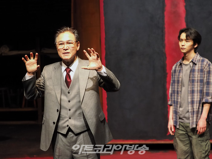 연극 '레드' 프레스콜(켄 역 강승호, 마크 로스코 역 정보석) 2022.12.28 사진 ⓒ아트코리아방송 이용선 기자​