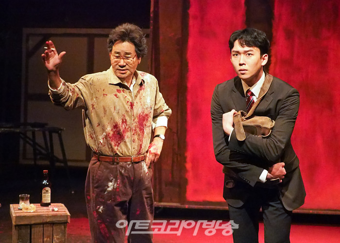 연극 '레드' 프레스콜(켄 역 연준석, 마크 로스코 역 유동근) 2022.12.28 사진 ⓒ아트코리아방송 이용선 기자​