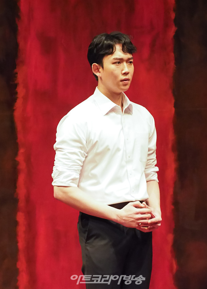 연극 '레드' 프레스콜(켄 역 연준석) 2022.12.28 사진 ⓒ아트코리아방송 이용선 기자​