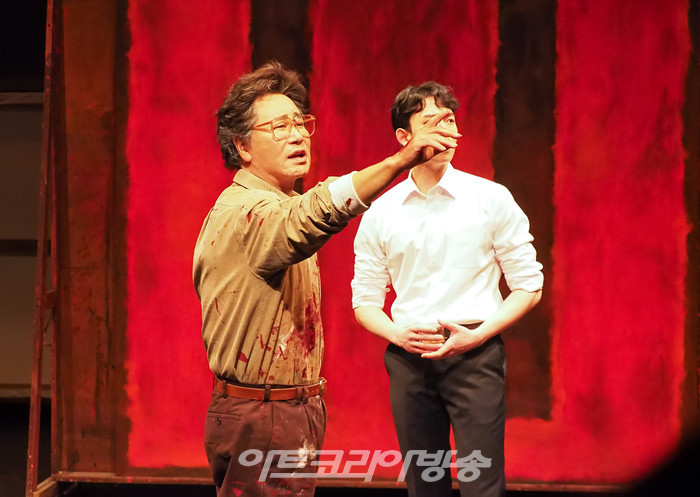 연극 '레드' 프레스콜(켄 역 연준석, 마크 로스코 역 유동근) 2022.12.28 사진 ⓒ아트코리아방송 이용선 기자​