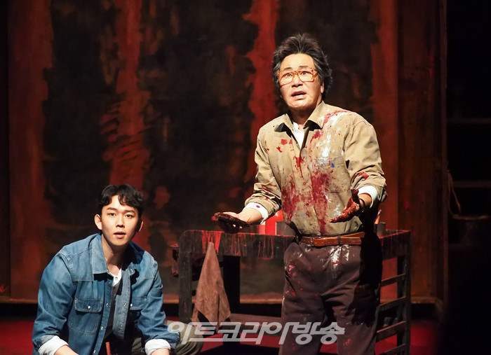 연극 '레드' 프레스콜(켄 역 연준석, 마크 로스코 역 유동근) 2022.12.28 사진 ⓒ아트코리아방송 이용선 기자​