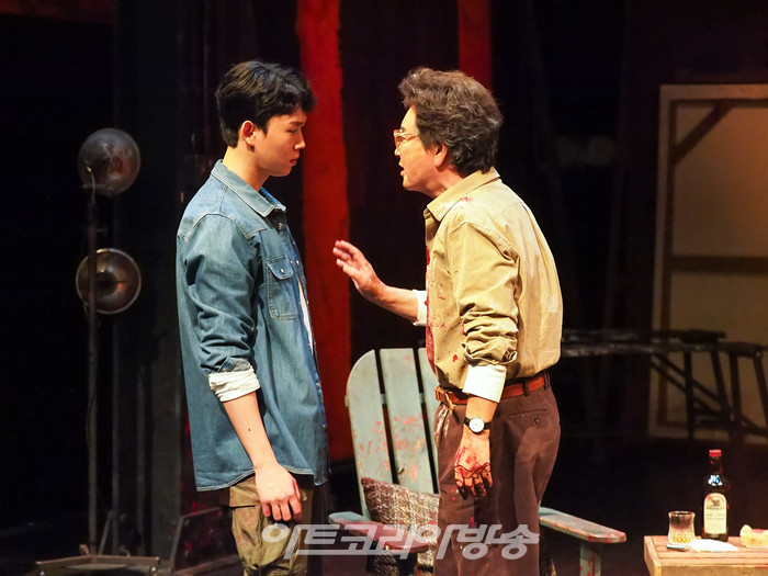 연극 '레드' 프레스콜(켄 역 연준석, 마크 로스코 역 유동근) 2022.12.28 사진 ⓒ아트코리아방송 이용선 기자​