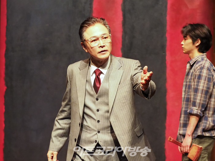 연극 '레드' 프레스콜(켄 역 강승호, 마크 로스코 역 정보석) 2022.12.28 사진 ⓒ아트코리아방송 이용선 기자​