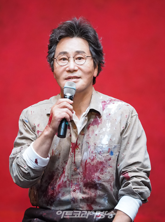 연극 '레드' 프레스콜(마크 로스코 역 유동근) 2022.12.28 사진 ⓒ아트코리아방송 이용선 기자​