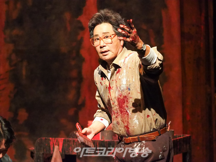 연극 '레드' 프레스콜(마크 로스코 역 유동근) 2022.12.28 사진 ⓒ아트코리아방송 이용선 기자​