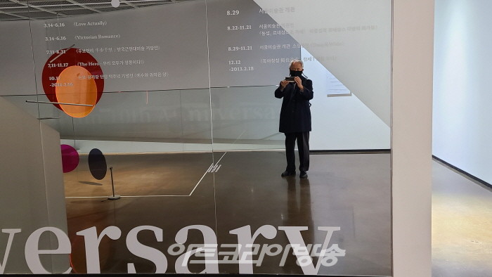 서울미술관 개관 10주년 기념전에서 김달진 관장 촬영 중