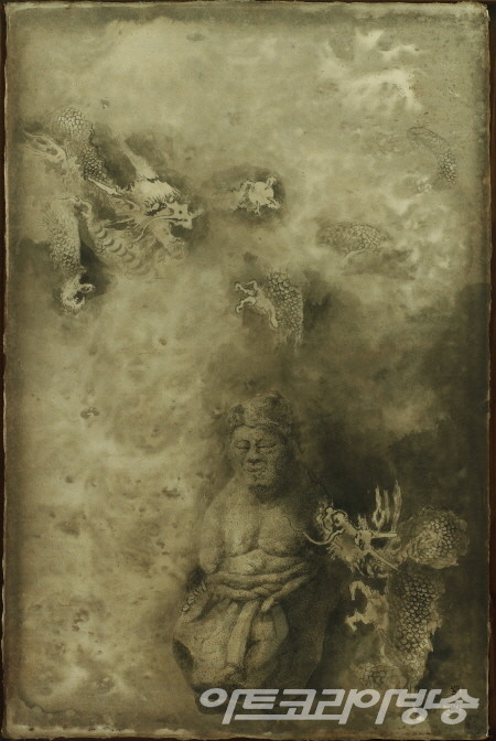 여의주를 문 용과 석가모니불_94x63.5cm_장지에 수묵 + 옻칠_2022