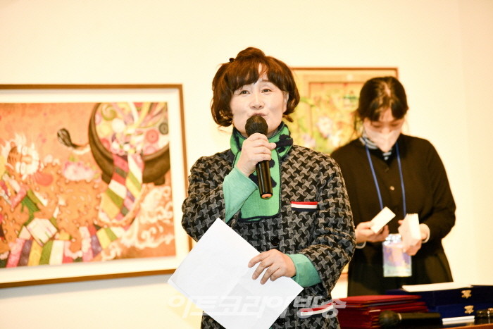제10회 대갈문화축제-한국민화센터 이영실 이사장이 사회를 보고 있다.