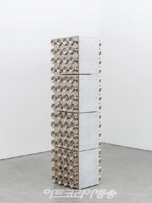 Leunora Salihu, Turm (2022). 갤러리 토마스 슐테, 베를린의 의례.