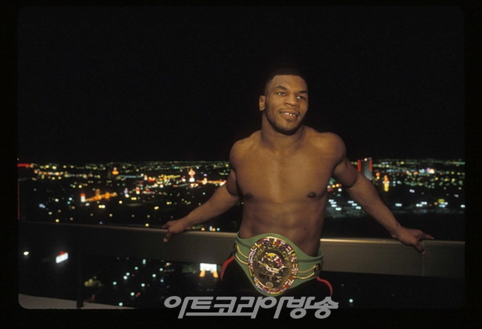 로리 그링커, 무제(발코니 위의 마이크 타이슨…) (1986). 클램프, 뉴욕의 의례.