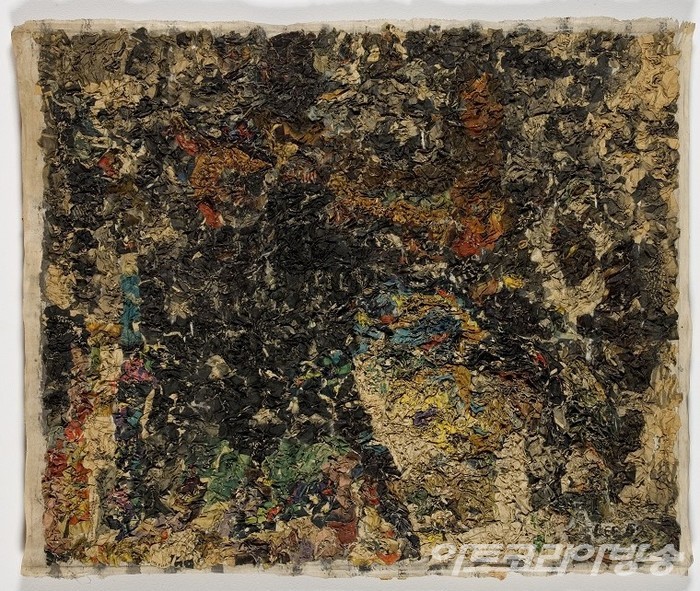 구성, 1962, 64x75cm, 캔버스 위에 종이 콜라주, 채색 / 이응노미술관 소장품전