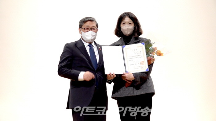 박물관·미술관 정부포상 시상식에서 교동미술관 김완순 관장(대리수상)이 국무총리상을 수상했다.