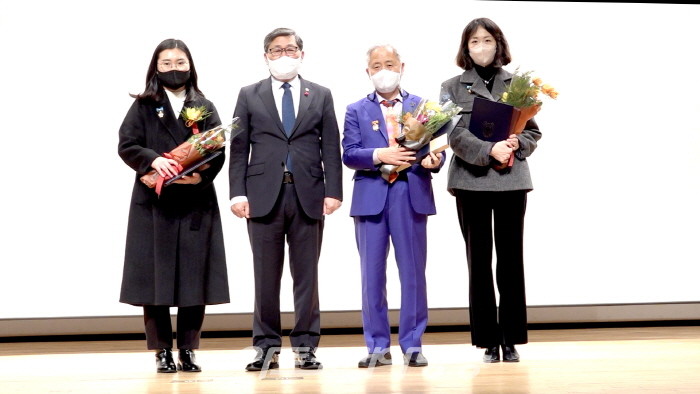 김달진미술자료박물관 김달진 관장 ‘발전유공 정부포상 대통령상’ 수상