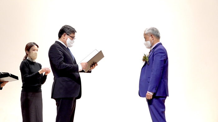 김달진미술자료박물관 김달진 관장 ‘발전유공 정부포상 대통령상’ 수상