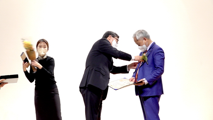 김달진미술자료박물관 김달진 관장 ‘발전유공 정부포상 대통령상’ 수상