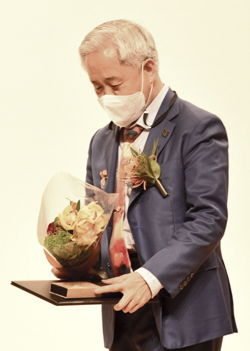 김달진미술자료박물관 김달진 관장 ‘발전유공 정부포상 대통령상’ 수상