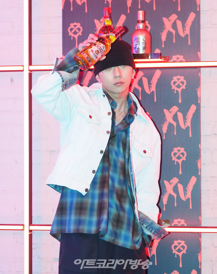 시바스(CHIVAS) 브랜드 팝업 스토어 '시바스 리갈 길'(CHIVAS REGAL GIL) 행사 포토월 행사(래퍼 우원재). 2023.01.11 사진 ⓒ아트코리아방송 이용선 기자​