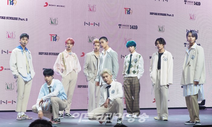 T1419  싱글 2집 'BEFORE SUNRISE Part. 2' 쇼케이스(뒷줄 왼쪽부터 케빈, 온, 레오, 제로, 키오, 노아 / 앞줄 왼쪽부터 건우, 카이리, 시안)) 2021.03.31 ⓒ아트코리아방송 DB