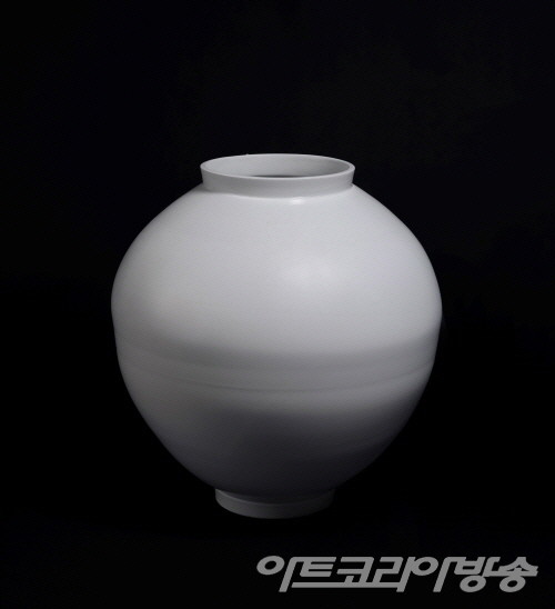 강민수 作_달항아리_White Porcelain jar_59.8x57.2x21.5cm_2022 / White Rainbow 展