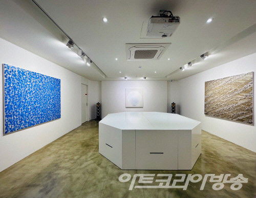 White Rainbow 展 전시전경_아이프라운지