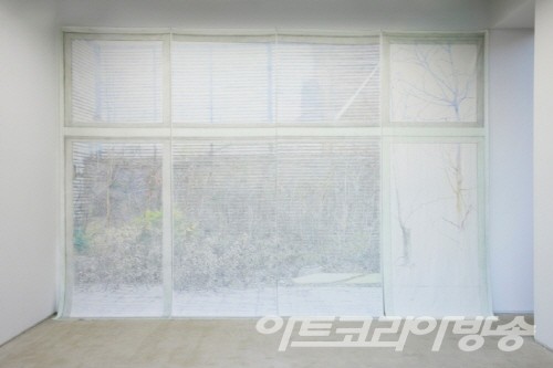 닮아가는 벽 Walls to become resembled_color pencil on oxford fabric_360x495cm_2022 / 정철규 作 갤러리2