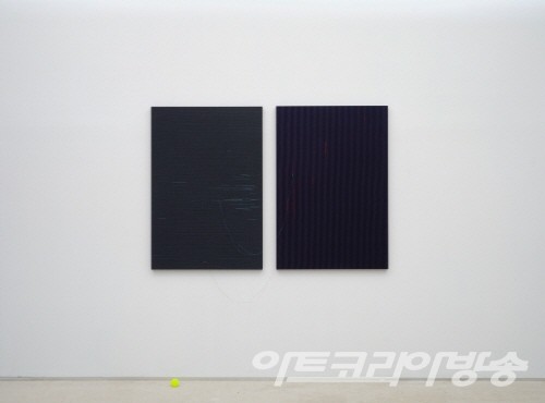 너의 등을 긁는다 Scratching your back_hand-sewn thread drawing on the suit fabric, dimensions variable_117x80cm, 2 panels_2022  정철규 作 갤러리2