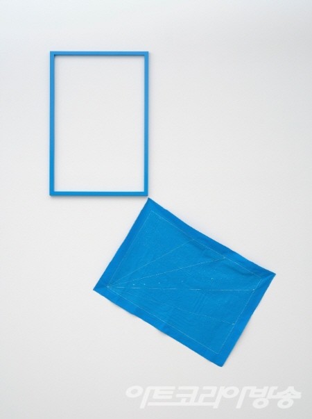 말하는 사람과 듣지 않는 사람 Those who speak and those who do not listen_hand-sewn thread drawing on the suit fabric and acrylic on wooden frame_99x69.5cm(fabric) 90x60cm(frame)_2022 / 정철규 作 갤러리2