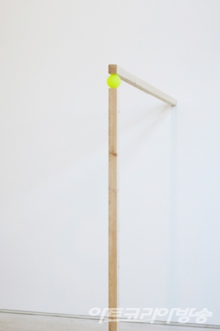 꽉 잡은 손 Hands to hold tightly_lumber, rubber ball_139x150cm_2022 / 정철규 作 갤러리2