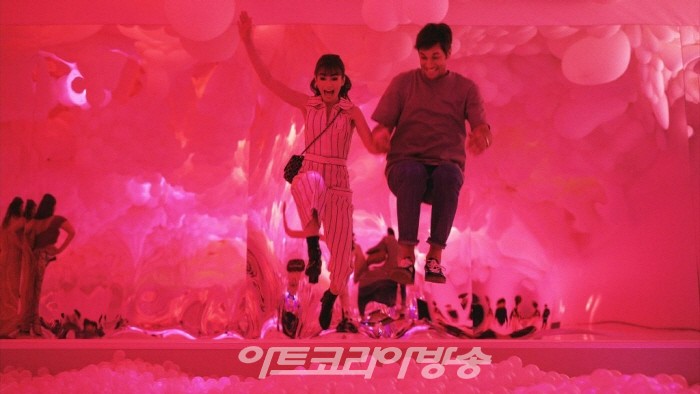 릴리 콜린스 에밀리 역, 루카스 브라보 가브리엘 역으로 파리의 에밀리 에피소드 307에서. 사진 제공: 넷플릭스 © 2022