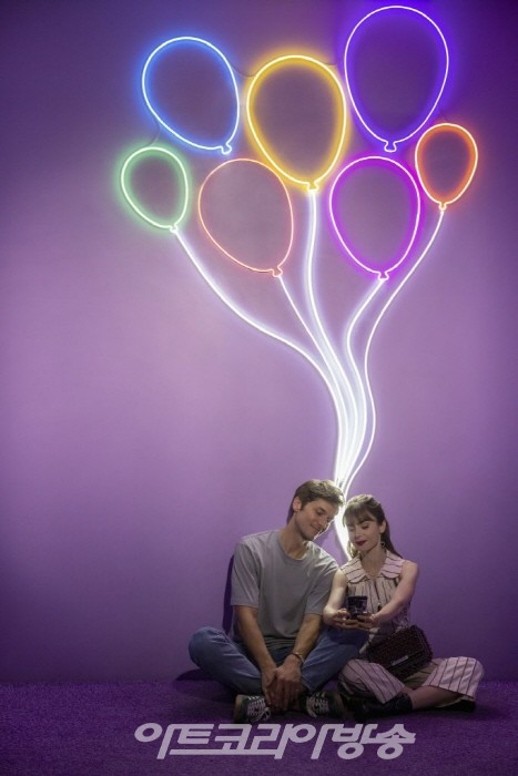 루카스 브라보(가브리엘 역)와 릴리 콜린스(에밀리 역)는 파리 에밀리의 열기구 박물관에서 근무합니다. 사진: 마리 에체고옌/넷플릭스 © 2022