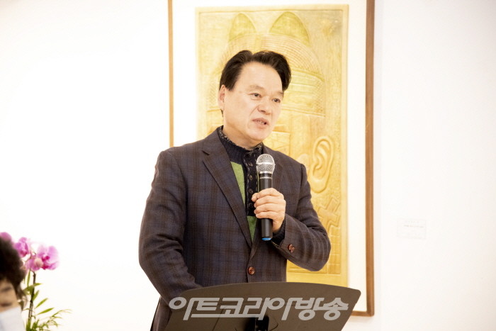 김정택 개인전 '지혜와 깨달음'-G-ART 고완선 대표가 사회를 보고 있다.