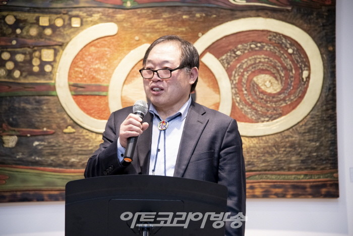 김정택 개인전 '지혜와 깨달음'-김정택 작가가 인사말을 하고 있다.