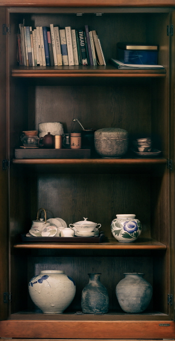 책가풍경#04_46.17x90cm_피그먼트프린트_2021 ⓒ 김미자 '책가풍경' 展