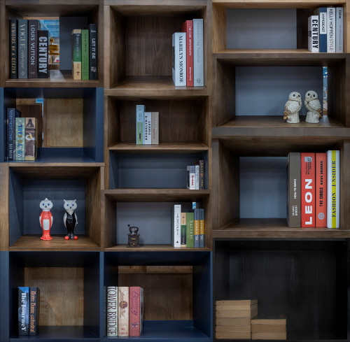 책가풍경#02_102x100cm_피그먼트프린트_2021 ⓒ 김미자 '책가풍경' 展