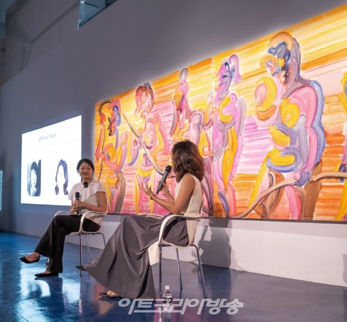 에가미 에가미(Etsu Egami)가 싱가포르 화이트스톤 갤러리에서 열린 개인전 개막식에서 큐레이터 탄 시울리(Tan Siuli)와 아티스트 토크를 나누고 있다. 화이트스톤 갤러리 제공.