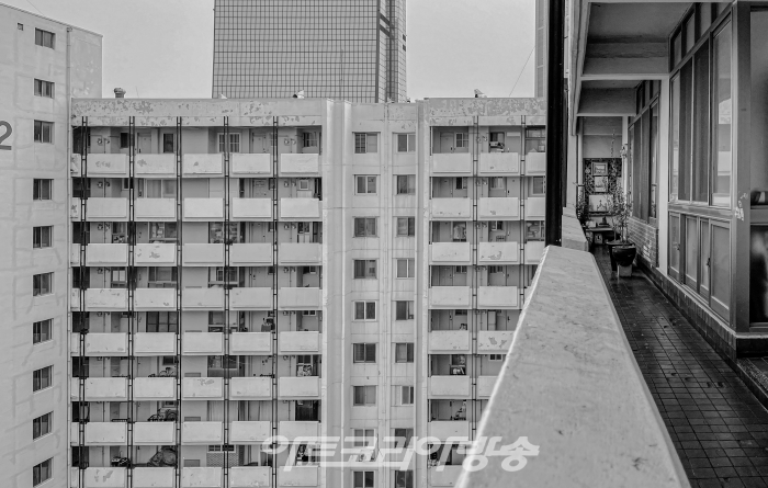 아파트 카달로깅 vol.1 여의도 아파트 복도와 샷시(강난형, 정다은)