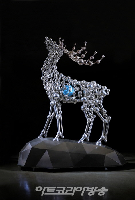 조용익, 금관을 쓴 사슴, 220x120x260(h)cm, Stainless steel, 2021